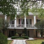 45 minute Highlights of the Garden District - The Guide & Group Size