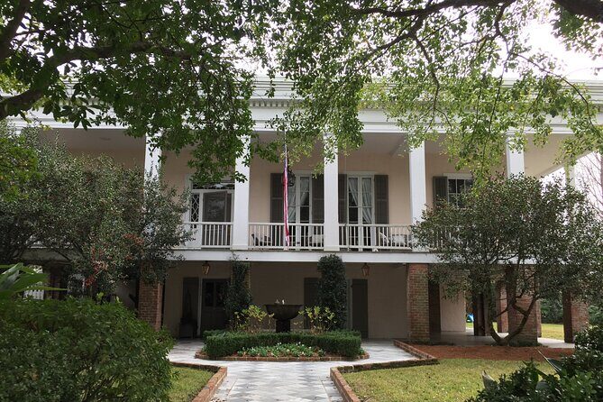 45 minute Highlights of the Garden District - The Guide & Group Size