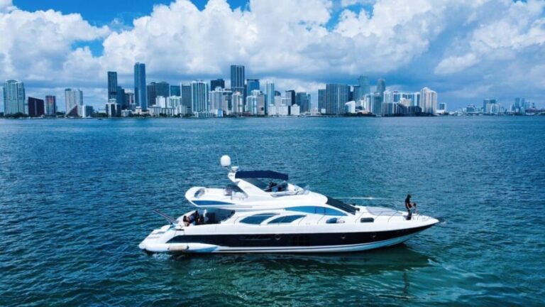 70ft Azimut available in Miami for up to 13 people. - Why Choose This Yacht Tour?