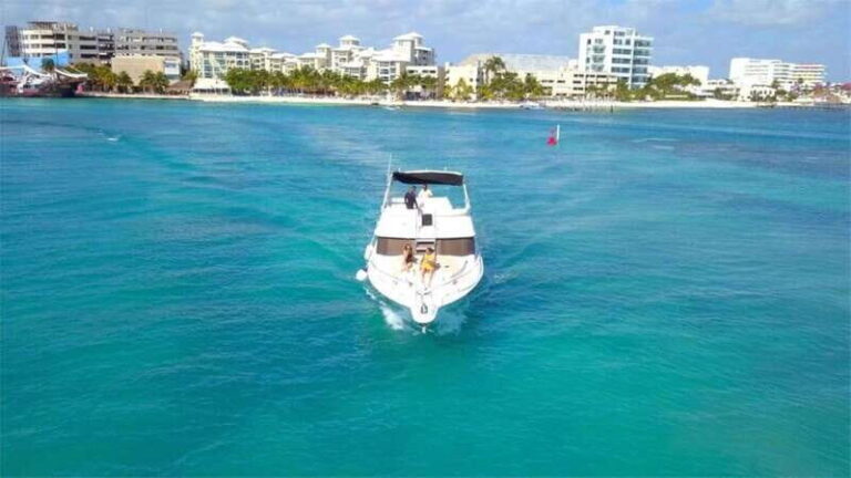 Cancun: Private Luxury 46-Feet Flybridge Yacht Cruise - Setting the Scene