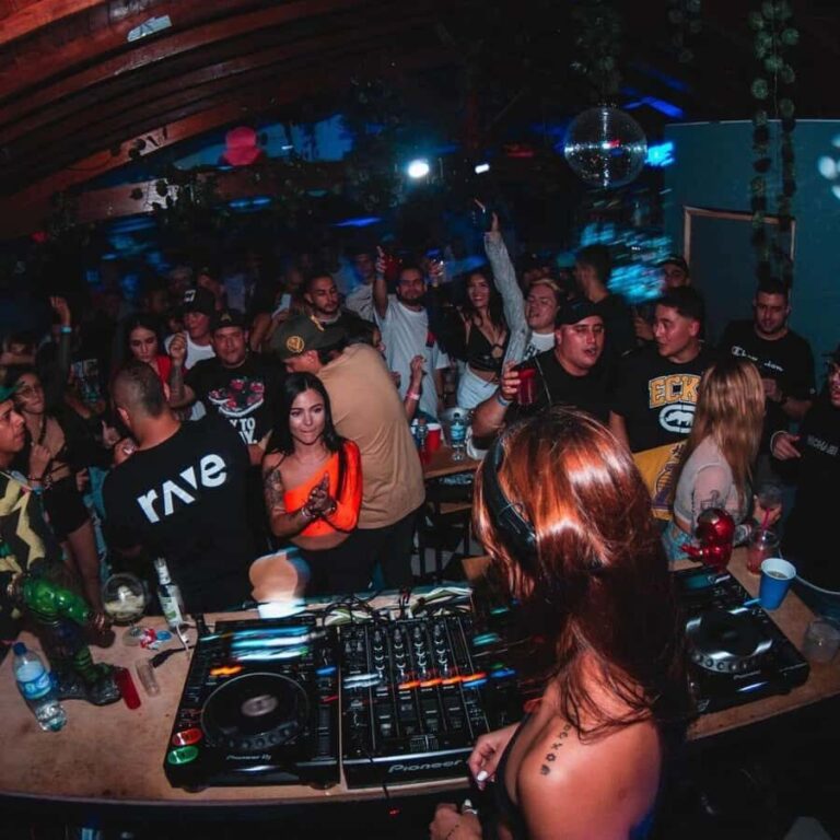 Cancún: Rooftop Bars and Nightclubs Guided Tour - The Experience and Atmosphere