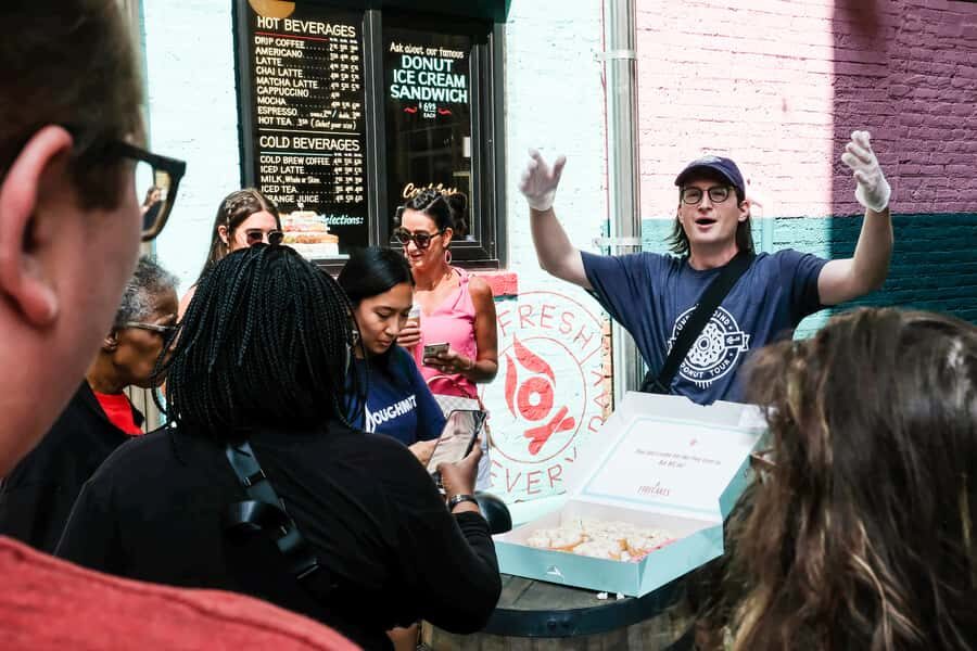 Chicago: Downtown Donut Tour with Tastings - Guides: Knowledgeable and Entertaining