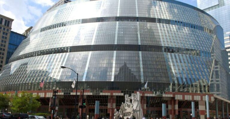 Chicago: Icons Guided Architecture Walking Tour - The Guide and Learning Experience