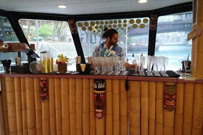 Chicago: Mimosa n' Bloody Mary Cruise - The Atmosphere and Crew