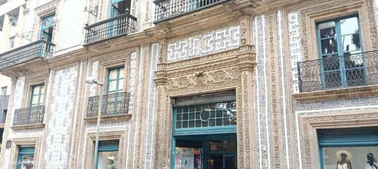 Chronicles of the Center: Living Stories of Mexico City - Who Might Not Find It a Perfect Fit?