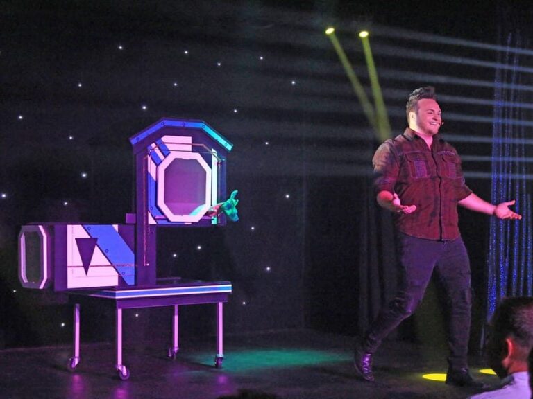 Destin: The Maximum Magic Show Ticket - The Setting and Venue: Intimate and Accessible