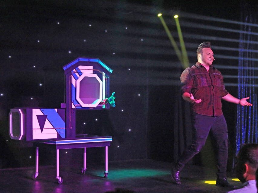 Destin: The Maximum Magic Show Ticket - The Setting and Venue: Intimate and Accessible