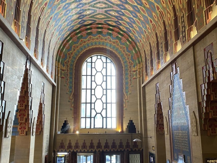 Detroit: Architectural Beauty and Hidden Gems Walking Tour - The Guide and the Group Experience