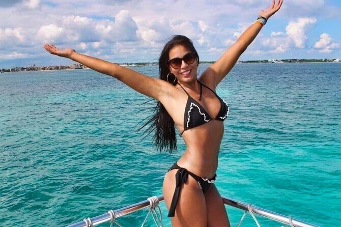 Discovering Isla Mujeres on a Double Decker Catamaran - The Vibe and Group Size