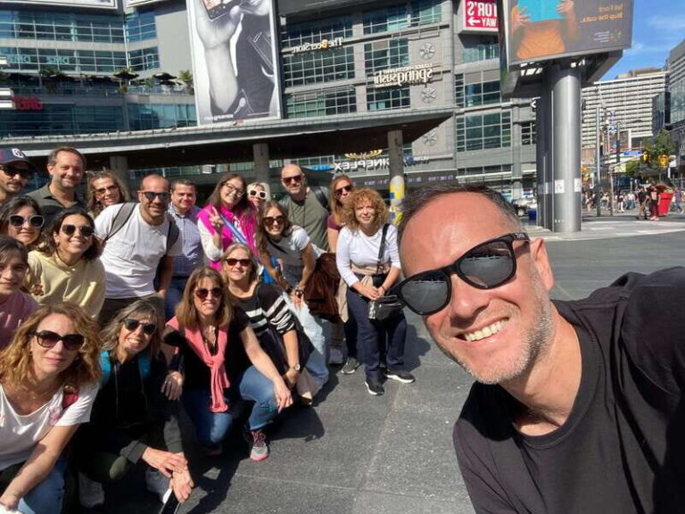 Downtown Toronto: Walking tour experience. English/Spanish - The Experience and Guide