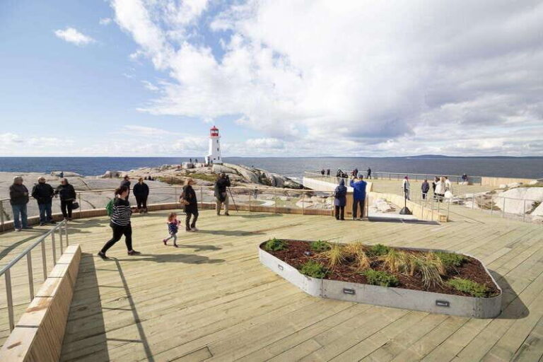From Halifax: Peggy's Cove Bus Tour - A Closer Look at the Tour Experience