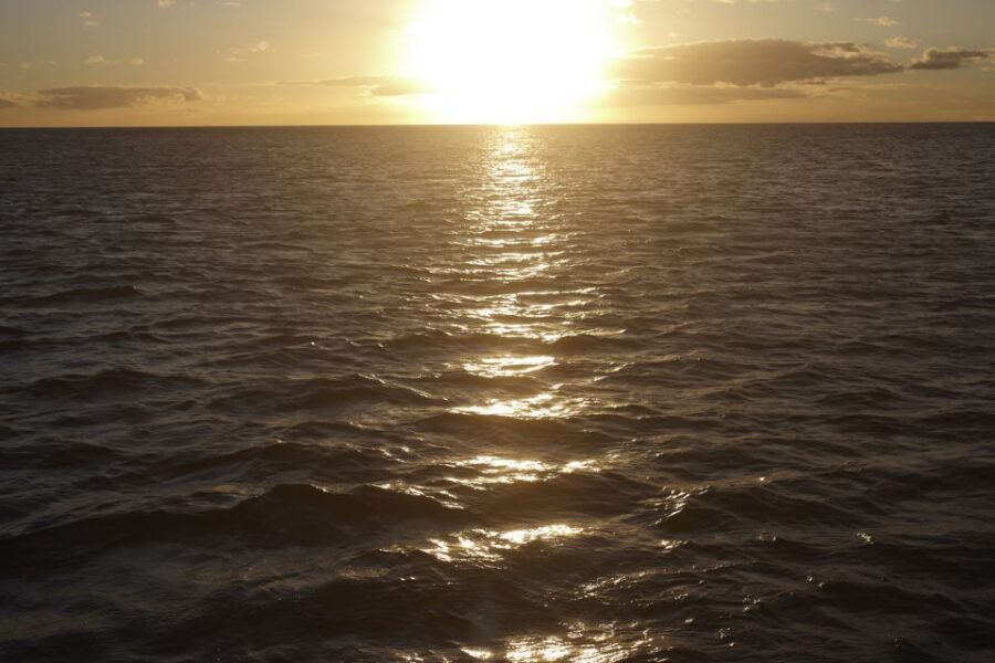 From Kona: Honokohau Sunset Boat Trip with Drinks and Snacks - How the Trip Is Structured