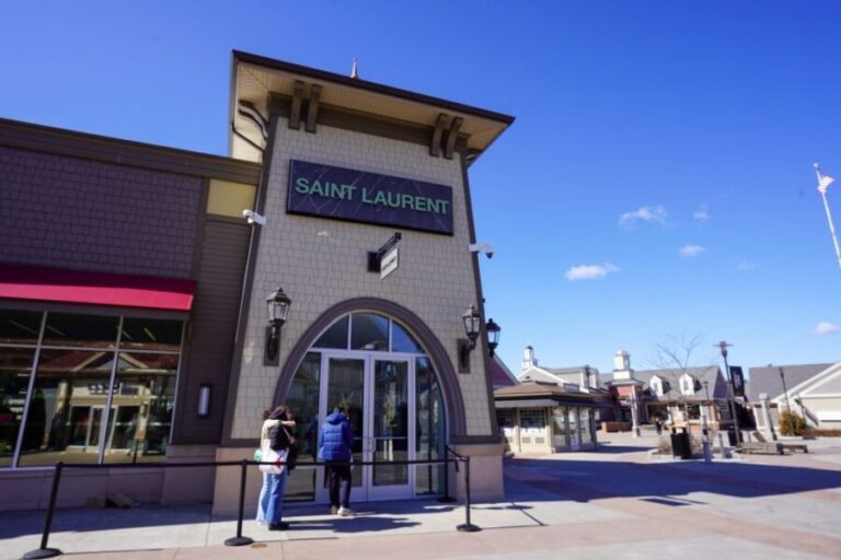 From NYC: Woodbury Common Premium Outlets Shopping Tour - The Shopping Experience & Tips