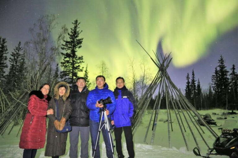 From Yellowknife: Northern Lights Bus Tour with Photos - The Experience on the Night