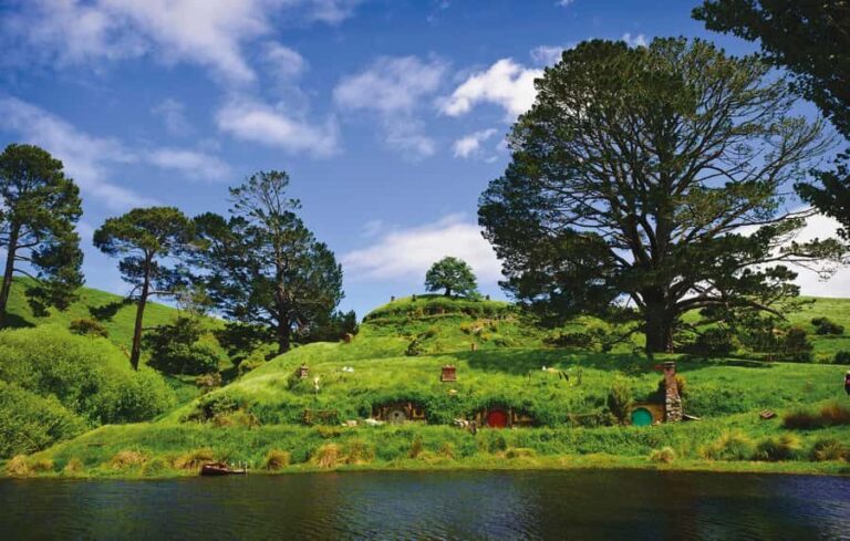 Hobbiton Movie Set & Te Puia Geothermal Valley Private Tour - The journey from Auckland to Hobbiton