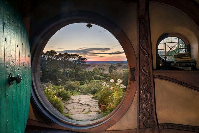 Hobbiton & Waitomo Caves Guided Tour from Auckland with Lunch - Transport and Group Dynamics