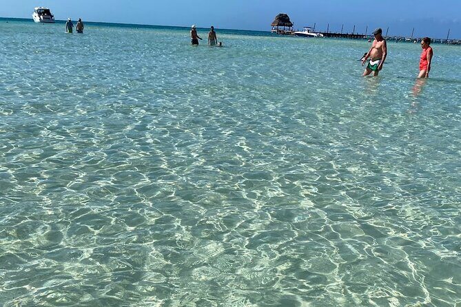 Isla Mujeres Basic Tour in Catamaran with Snorkel and Open Bar - The Experience and Group Dynamics