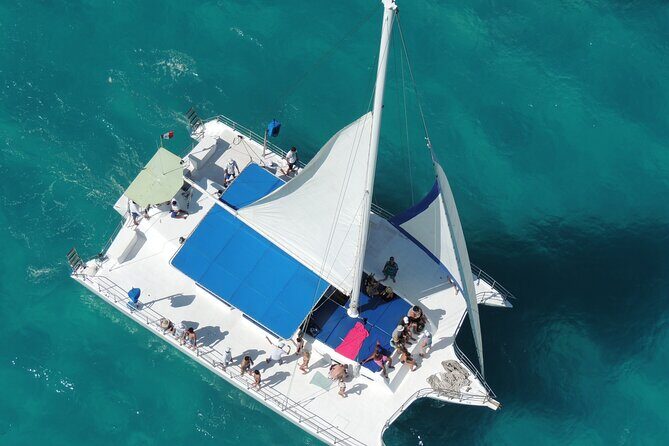 Isla Mujeres Catamaran Adventure Snorkeling Spinnaker and Lunch - Food and Drink on the Beach