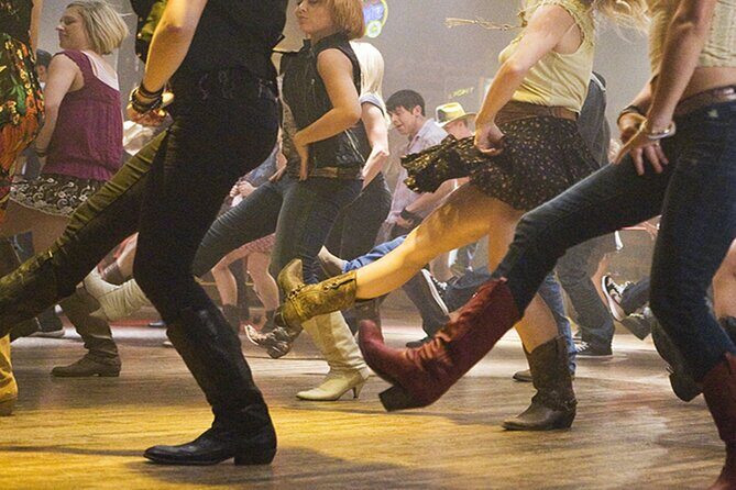 Las Vegas Country Bar Crawl by Party Bus w/ Free Drinks - What are the standout features?