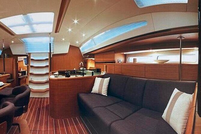 Luxury Sailboat 50 feet in Private for up to 9 People 4 hrs - The Boat and Its Luxuries