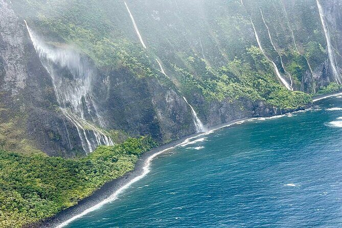 Maui *PRIVATE* Air Tour: Aquamarine & Emerald Dream: (2-5 People) - Who Will Love This Tour?