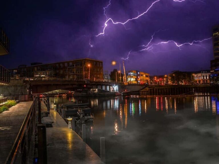 Milwaukee Morbid Mirrorlight Ghost Tours - The Atmosphere and Experience