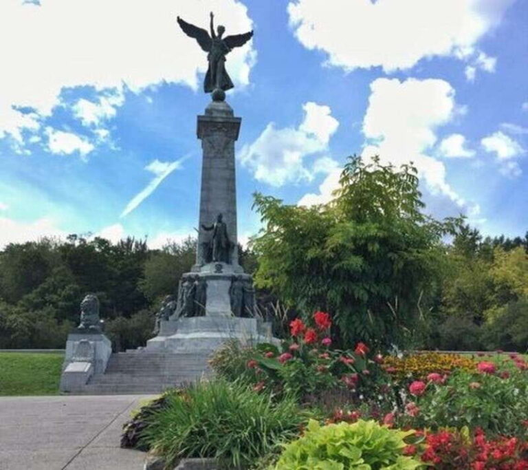 Montreal : Downtown & Underground Walking Tour with a Guide - The Main Highlights: Streets and Subterranean Wonder