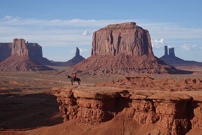 Monument Valley Hogan Overnight Experience - Authentic culture with stunning scenery