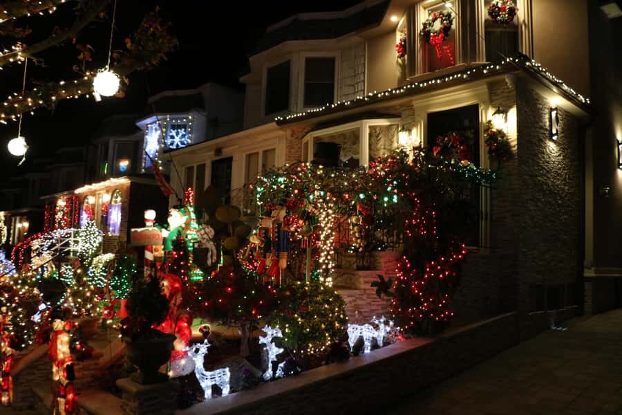 NYC: Christmas Lights Dyker Heights, Bay Ridge and DUMBO - Dyker Heights: The Christmas Lighting Extravaganza