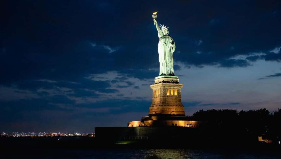 NYC: Manhattan Skyline Dining Cruise - Who Should Consider This Experience?