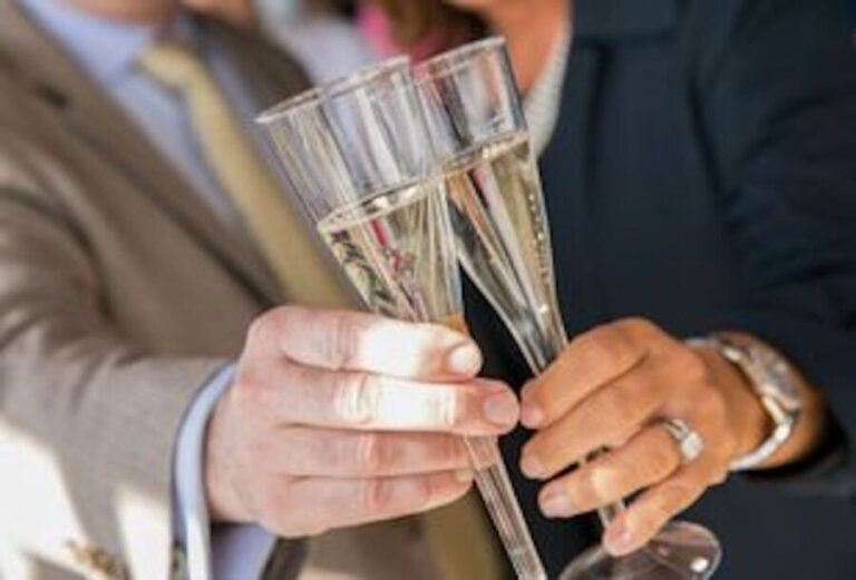 Philadelphia: Thanksgiving Early Dinner Cruise - The Atmosphere and Entertainment