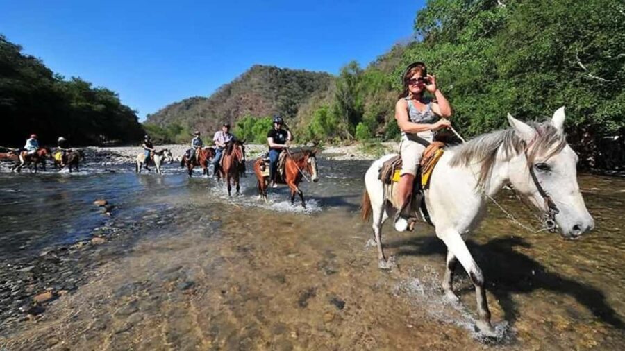 Puerto Escondido: Horseback riding to the Atotonilco hot springs. - The Hot Springs Experience