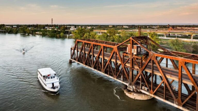 Sacramento: City Cruises River Cruise with History Guide - The Experience and Atmosphere