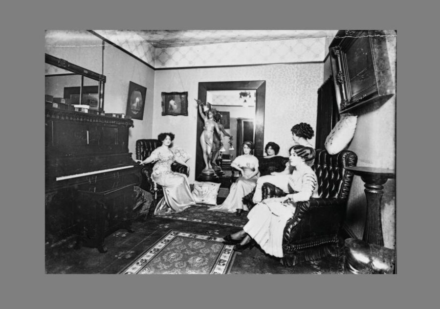 Six Women - A Historical Walking Tour - The Walk: What to Expect