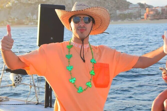 Sunset Boat Tour Includes Open Bar and Dinner - Group Dynamics and Atmosphere