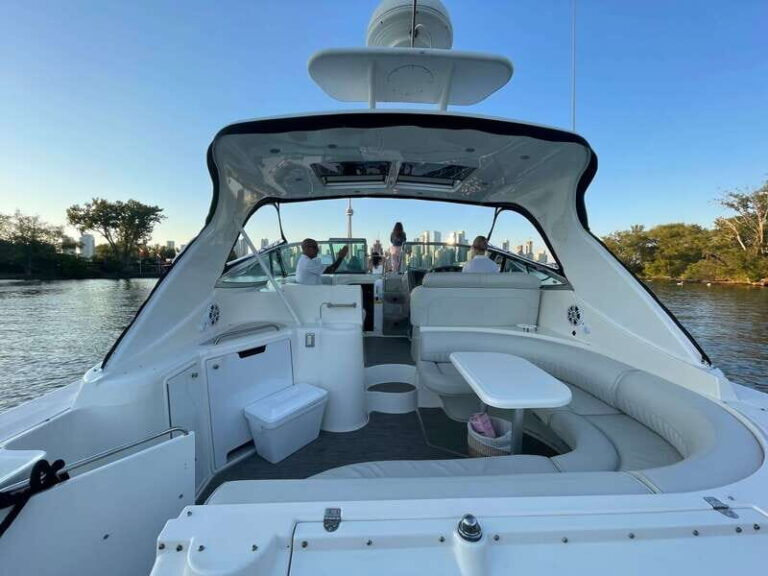 Toronto: Private Luxury Yacht Sightseeing Cruise & Prosecco - Who Will Love This Experience?