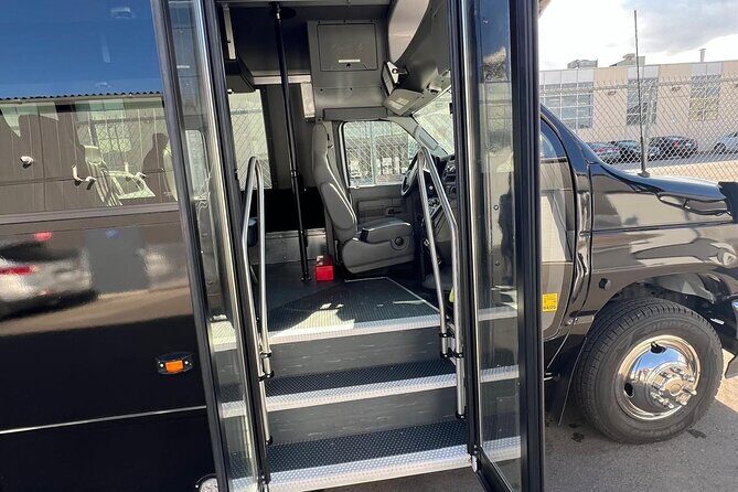 Transfer from Pearson Airport to Toronto by 24 Passenger Bus - The Advantages of This Private Transfer