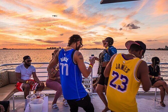 Ultimate Party in Miami : Boat Party, Party Bus & Nightclub - The Social Scene & Guest Experiences