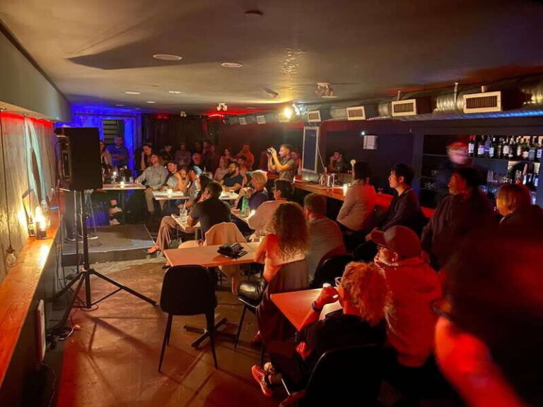 Vancouver: Underground Comedy Club Entry Ticket - The Experience in Practice