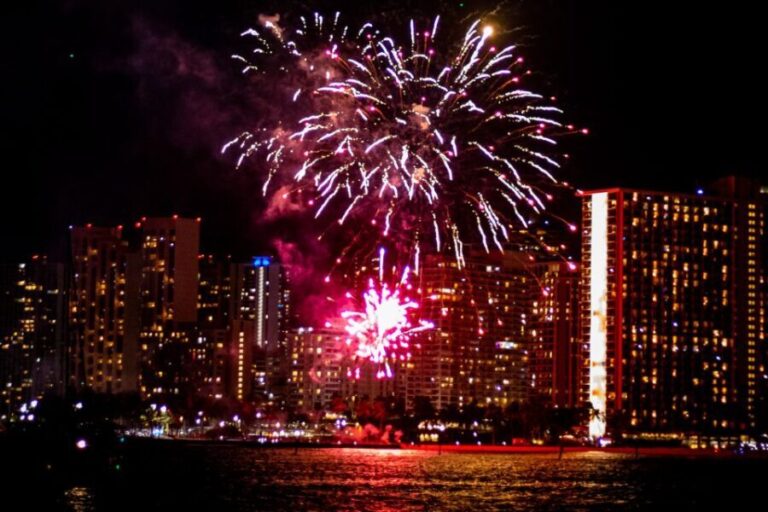 Waikiki Friday Night Fireworks Cruise - The Experience of Watching Fireworks from the Ocean