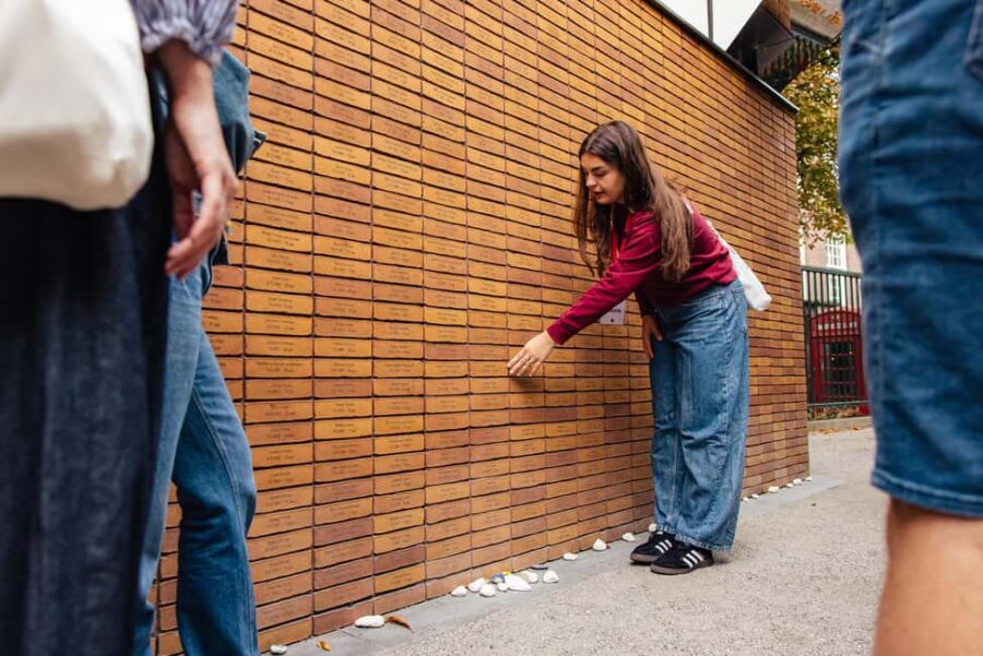 Amsterdam: Anne Frank Guided Walking Tour in DE/EN/IT/ES - Getting Started at De Waag on Nieuwmarkt Square