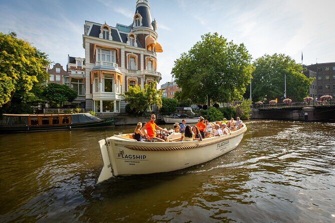 Amsterdam Luxury Canal Cruise + Unlimited Drinks & Bites option - The Boat Itself: Comfort and Practicality