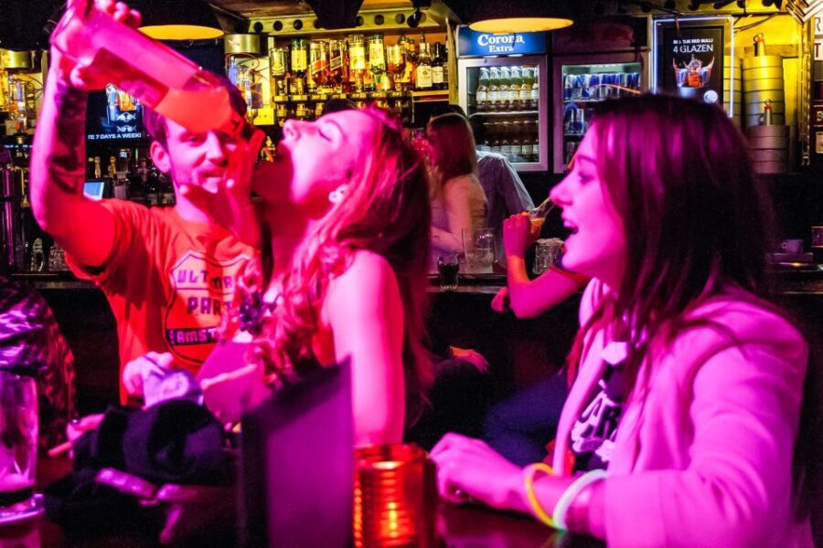 Amsterdam: Red Light District Pub Crawl with Unlimited Shots - Unlimited shots: why the start time matters more than you think