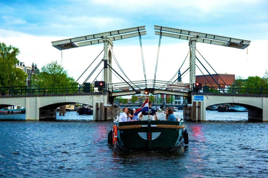 Amsterdam: The Newest Canal Cruise with Drink Option - Finding Eco Boats Fast: Central Station, the Dark Green Flag, and the Right App