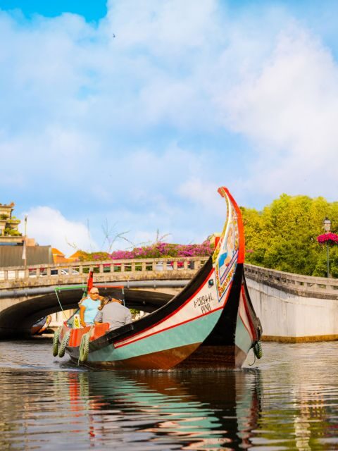 Aveiro: Scenic Guided Boat Tour - Moliceiro Boats and the Mint-Blue Detail You’ll Notice