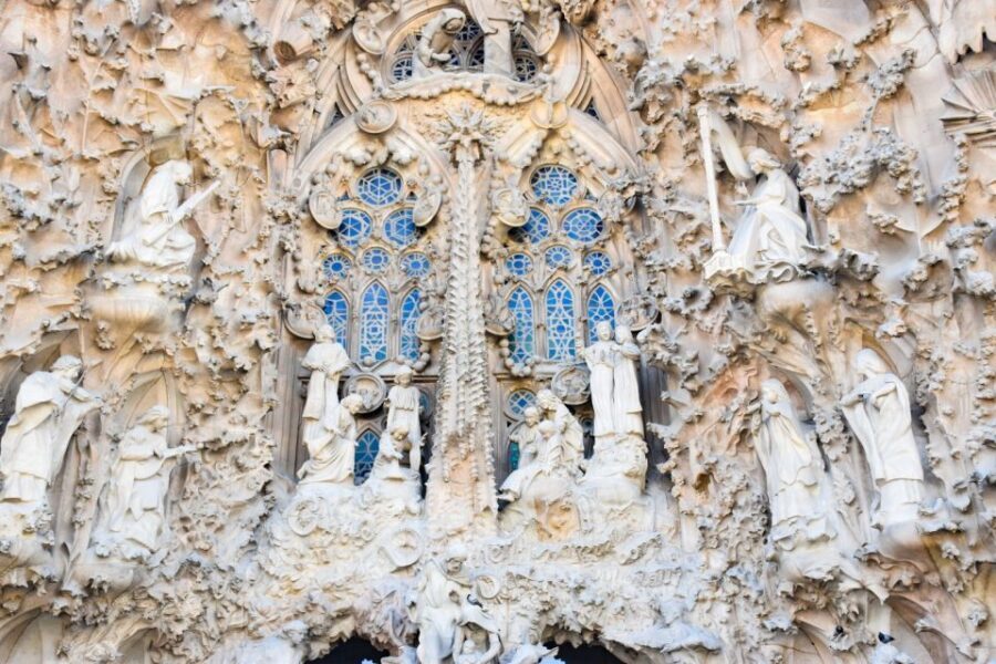 Barcelona: Sagrada Familia Guided Tour with Tower Access - Skip-the-line entry: where your time really goes