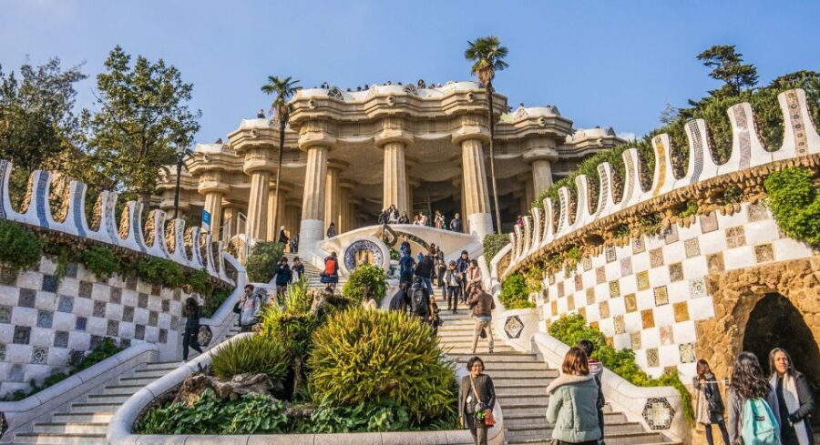 Barcelona: Park Guell Guided Tour with Skip The Line Entry - The opening walk: getting oriented fast