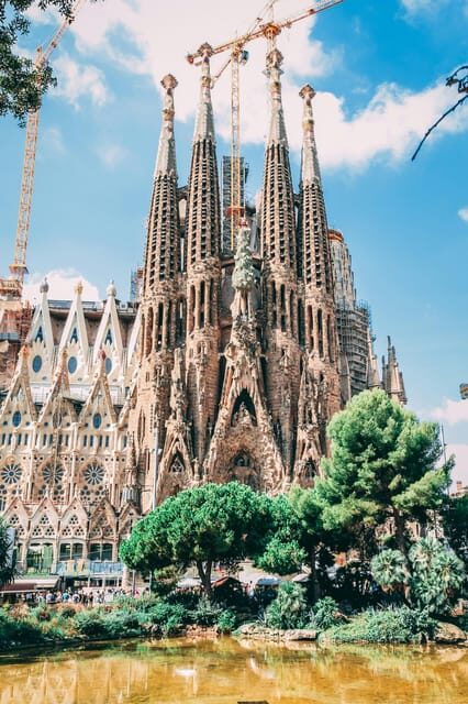 Barcelona: Sagrada Familia, Modernism, and Old Town Tour - Group Size and Guide Quality: Why This Feels Personal