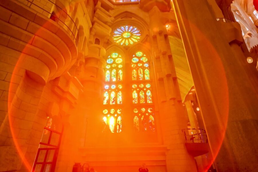 Barcelona: Sagrada Familia Tour with Optional Tower Access - Getting there and finding the meeting point (no hotel pickup)