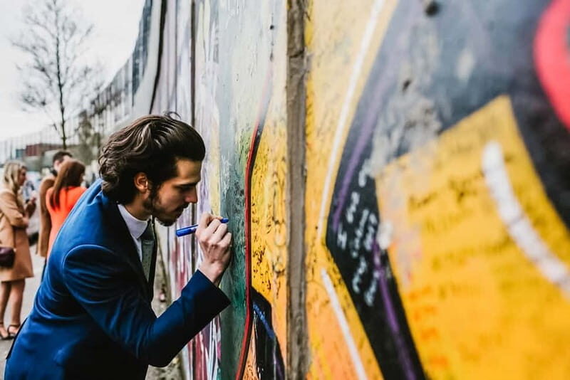 Belfast: Political Taxi Tour - Getting picked up at the Leonardo Hotel Belfast